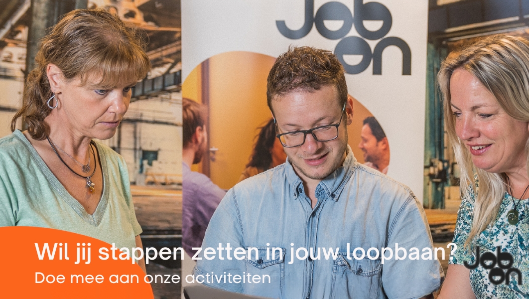 Een man en twee vrouwen die om een laptop staan