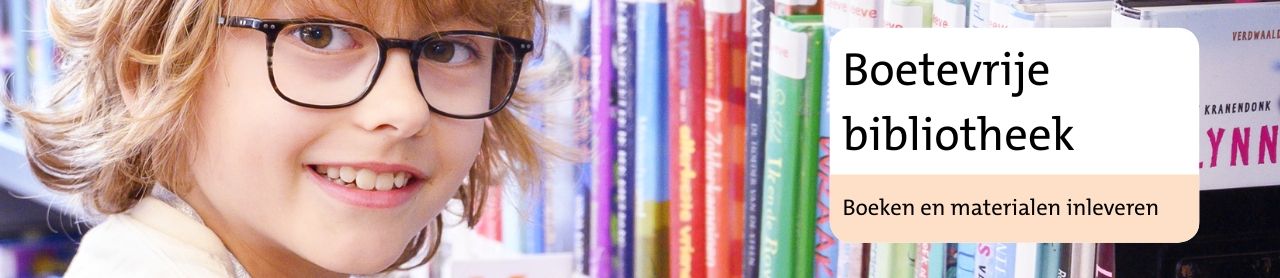 Jongen met een stapel boeken op zijn hoofd