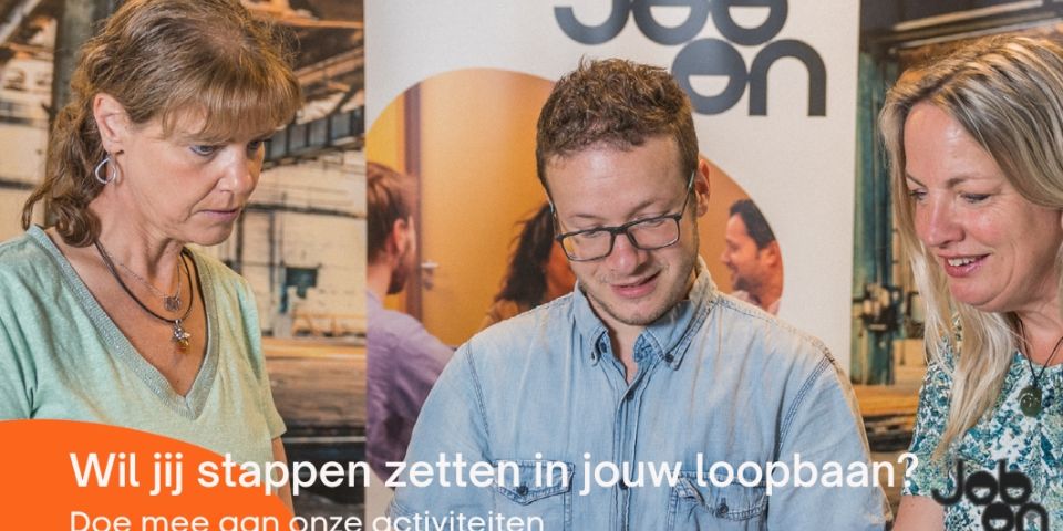 Een man en twee vrouwen die om een laptop staan
