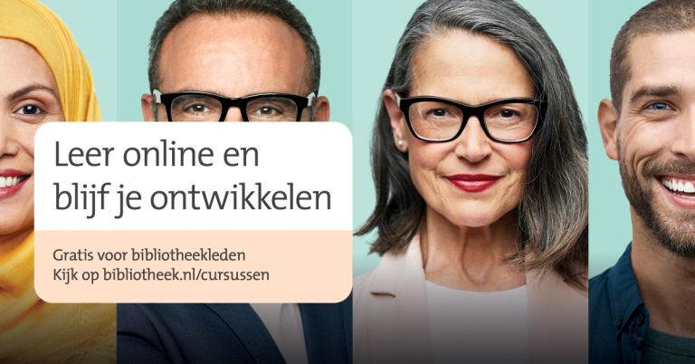 er staan vier mensen naast elkaar die glimlachen en naar de camera kijken