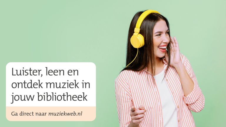 Een vrouw luistert naar muziek via een gele hoofdtelefoon.