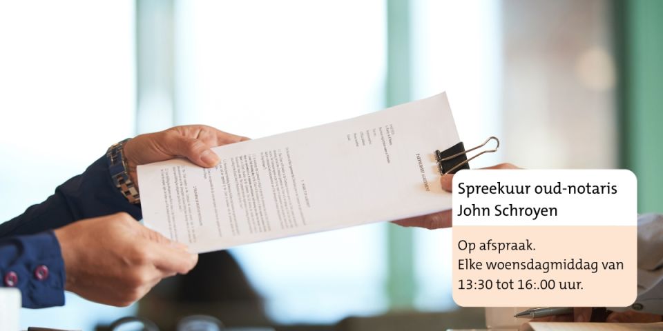 Iemand geeft een papieren document aan een andere persoon.