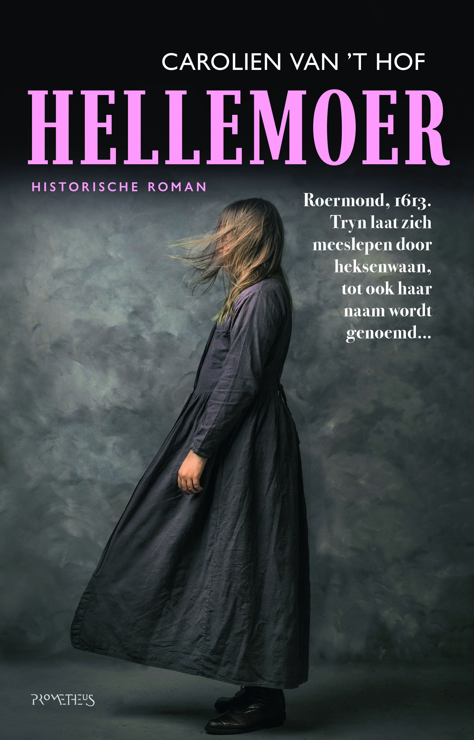 De cover van het boek Hellemoer met daarop een afbeelding van een vrouw in een zwarte jurk