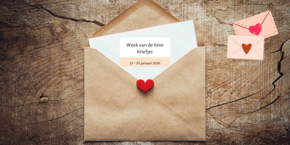 Een envelop met een hartje op een houten achtergrond