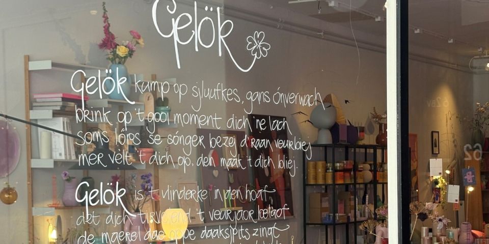 Raam met een handgeschreven gedicht