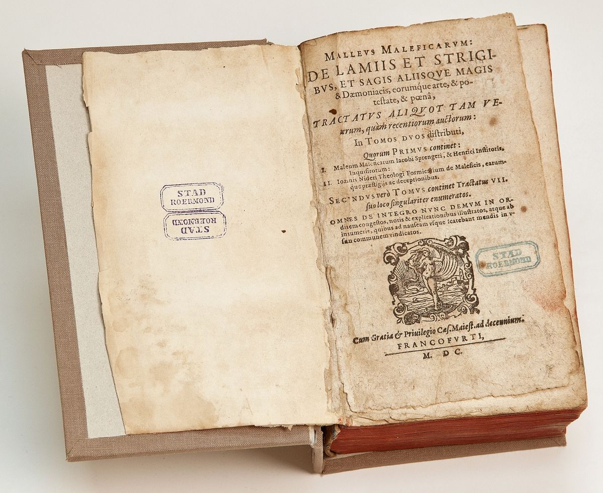 De cover van het boek Hellemoer met daarop een afbeelding van een vrouw in een zwarte jurk
